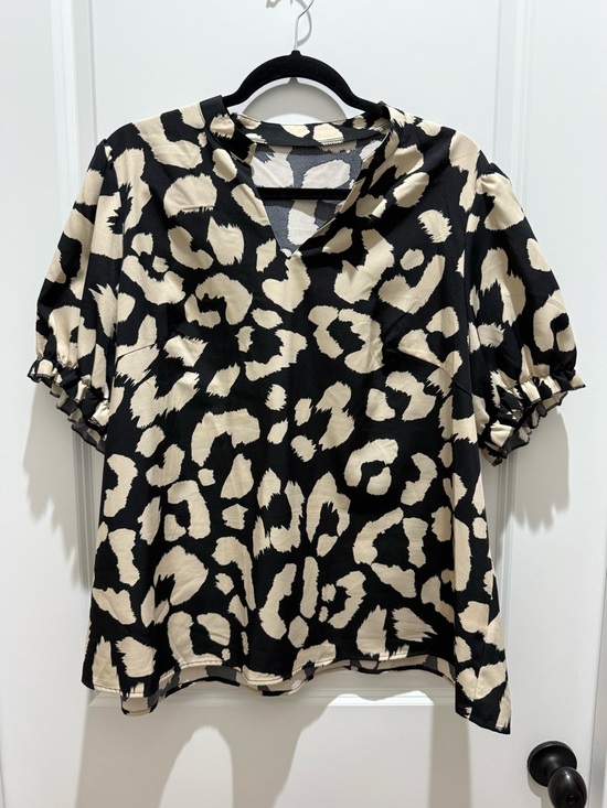 SHEIN Tops - SHEIN Black and Cream Animal Print V-Neck Puff Sleeve Top